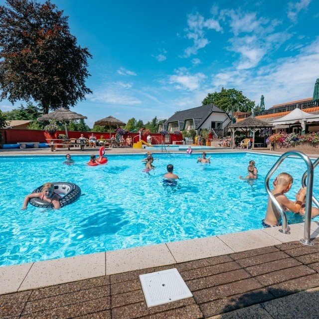 Zwembad camping kinderactiviteiten